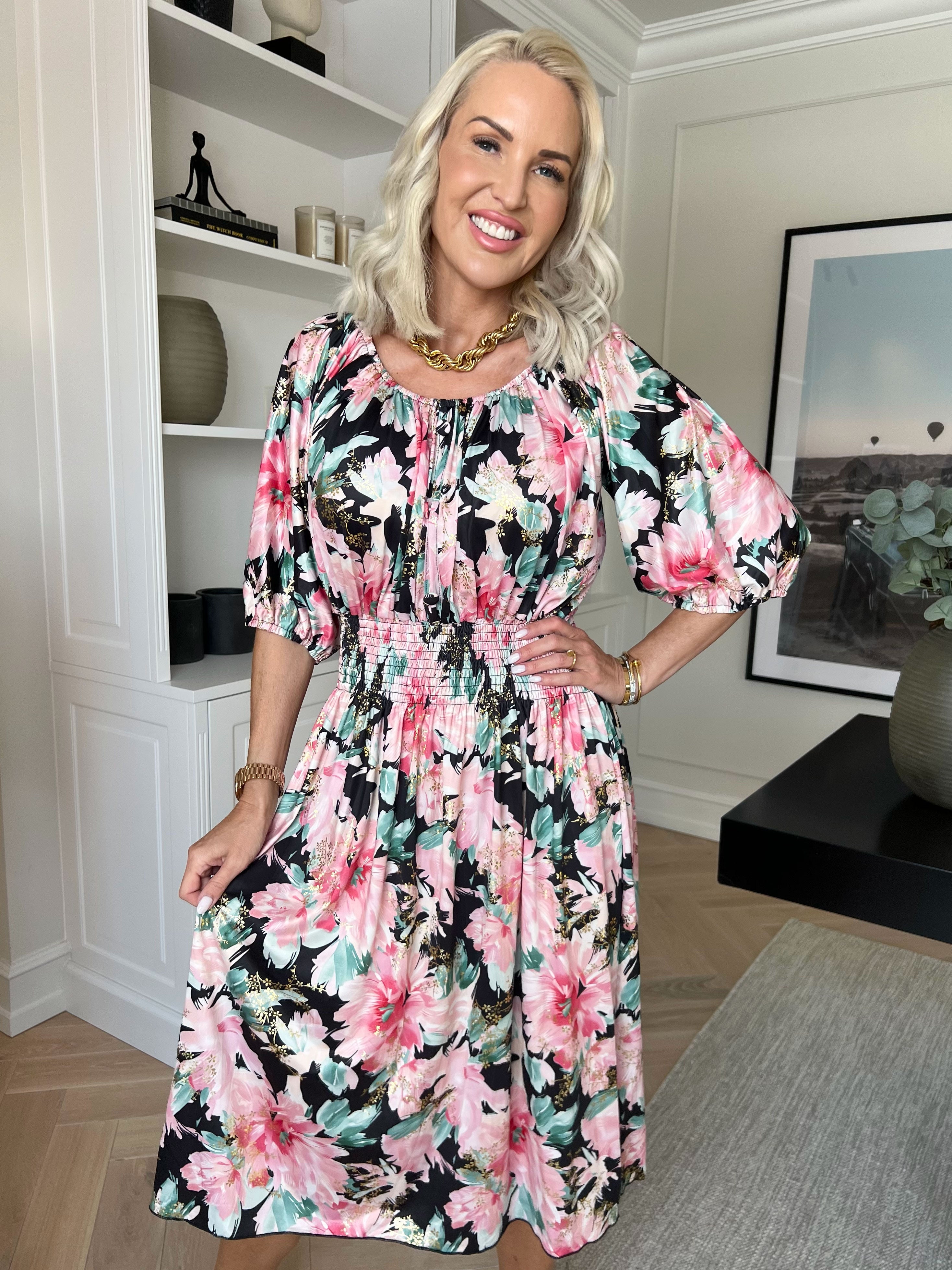 Cora Flower Midi - Elastisk blomstret kjole med guld print